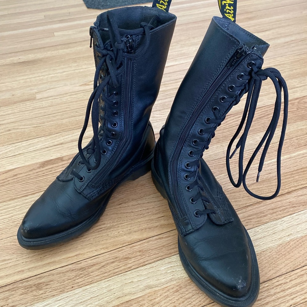 Pointed-toe Doc Martens. The Real Deal with a feminine touch. Rawr.